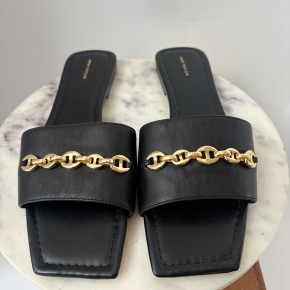 Ann Taylor Black Leather Slide Sandals Gold Chain Detail Size 10M - Picture 2 of 14